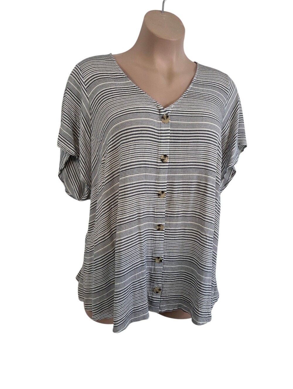 Torrid Grey White Striped Button Down Shot Sleeve Blouse Size 6x Pre-Owned - Picture 2 of 11